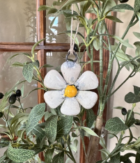 HANGING WHITE DAISY ORNAMENT *NEW* AVAIL JAN 2026